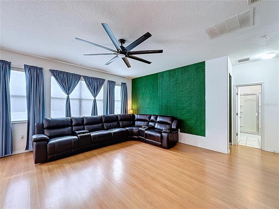 Под контрактом: $430,000 (3 спален, 3 ванн, 3085 Квадратных фут)