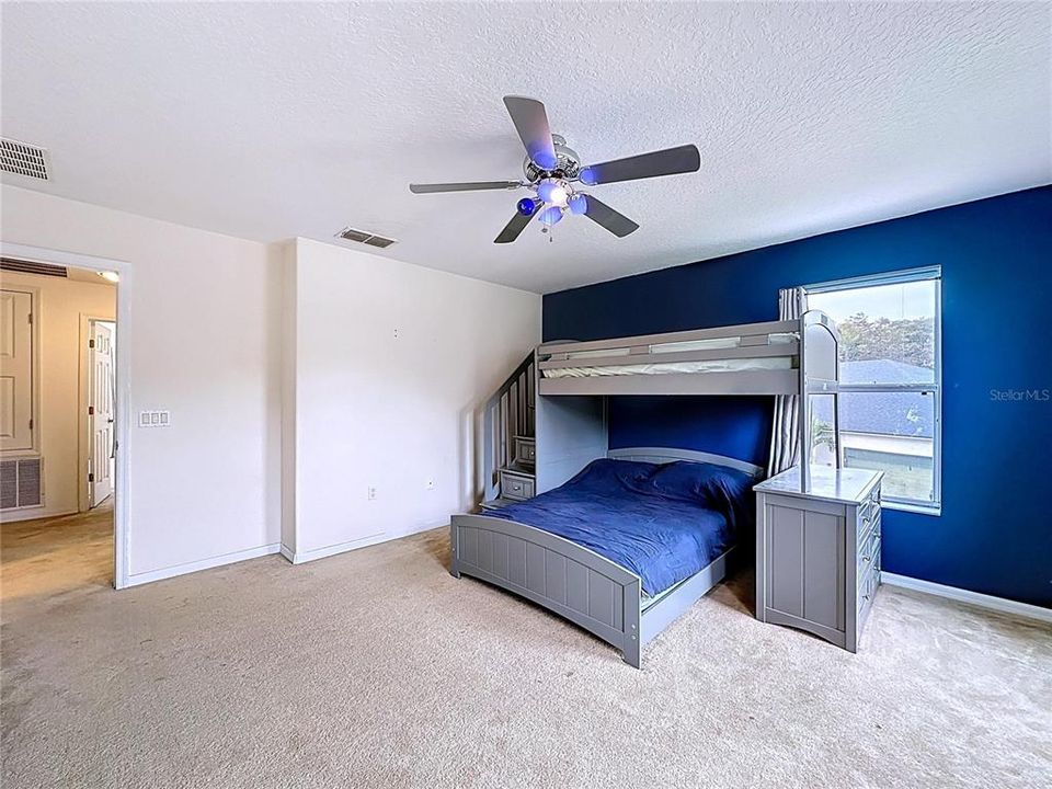 Под контрактом: $430,000 (3 спален, 3 ванн, 3085 Квадратных фут)