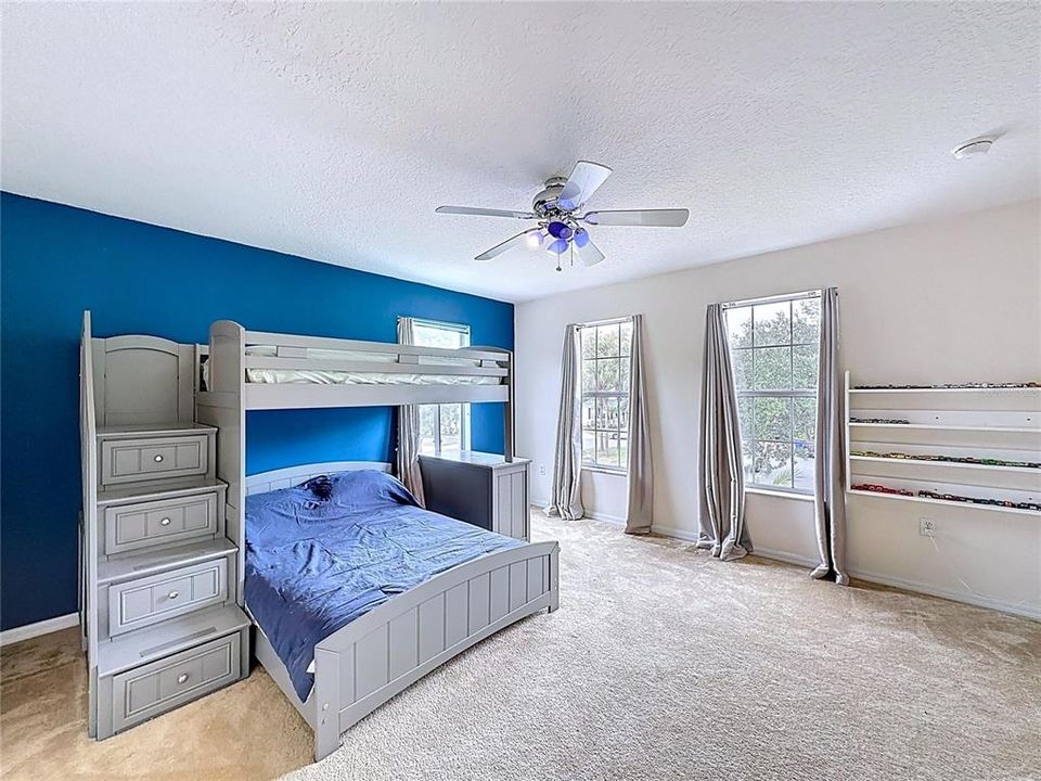 Под контрактом: $430,000 (3 спален, 3 ванн, 3085 Квадратных фут)