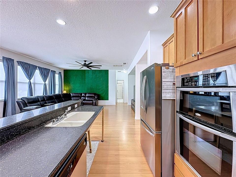 Под контрактом: $430,000 (3 спален, 3 ванн, 3085 Квадратных фут)