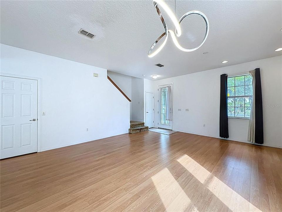 Под контрактом: $430,000 (3 спален, 3 ванн, 3085 Квадратных фут)