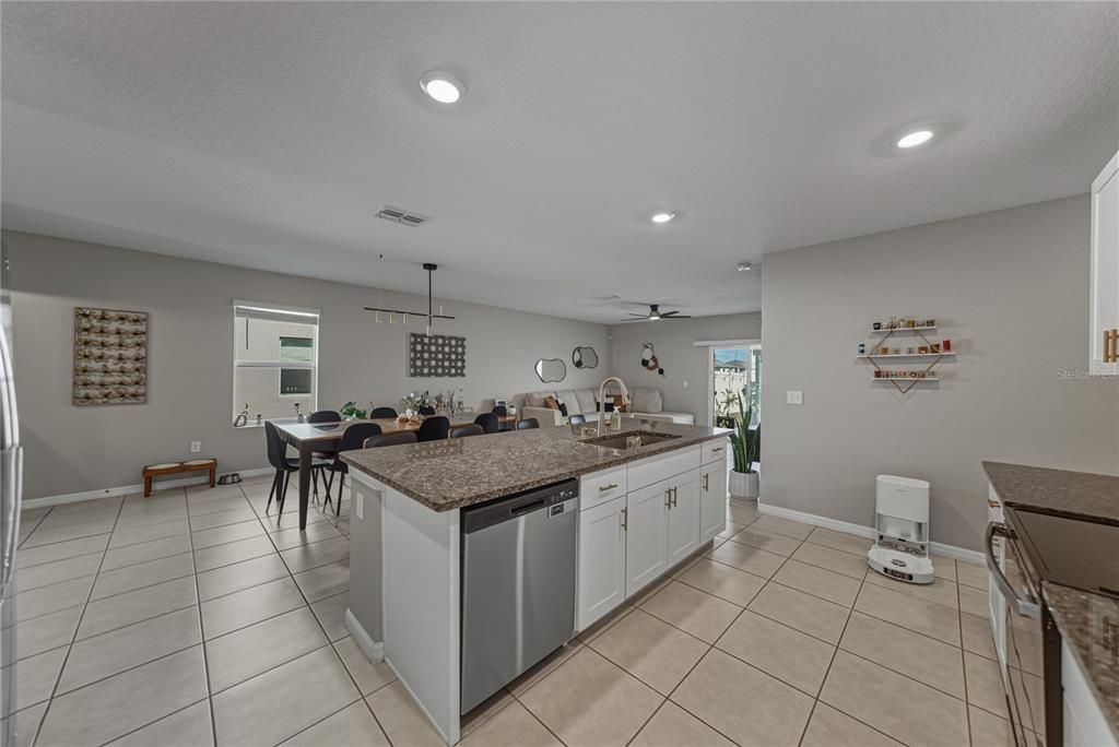 For Sale: $430,000 (6 beds, 3 baths, 2634 Square Feet)