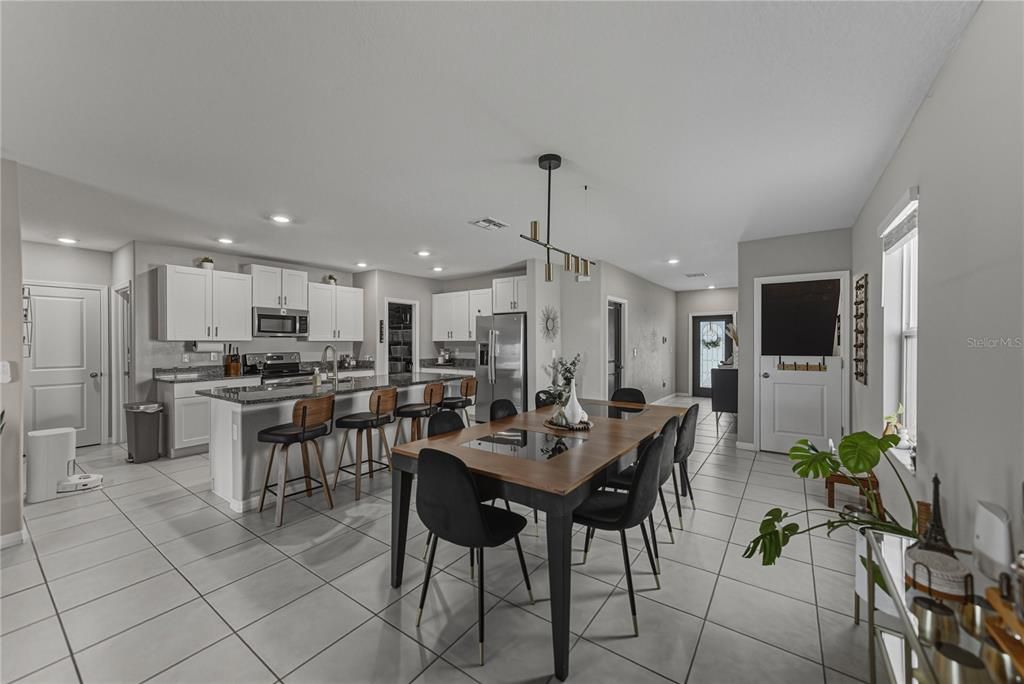 For Sale: $430,000 (6 beds, 3 baths, 2634 Square Feet)