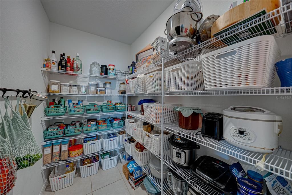 For Sale: $430,000 (6 beds, 3 baths, 2634 Square Feet)