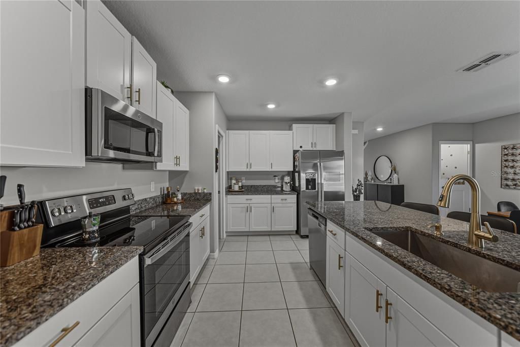 For Sale: $430,000 (6 beds, 3 baths, 2634 Square Feet)