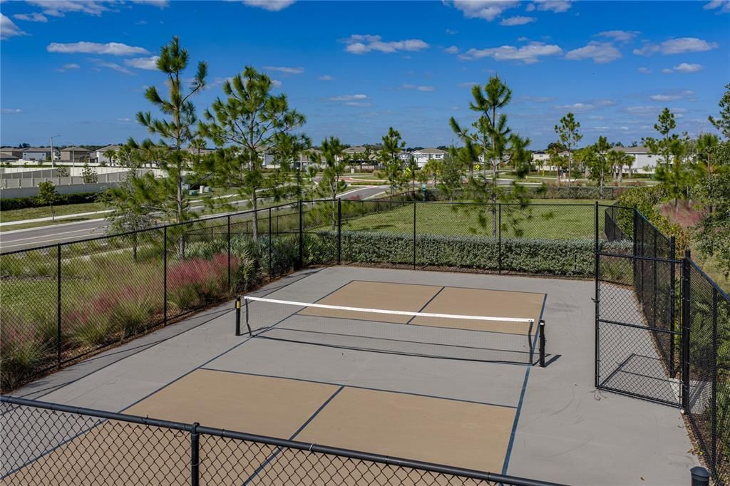 For Sale: $430,000 (6 beds, 3 baths, 2634 Square Feet)