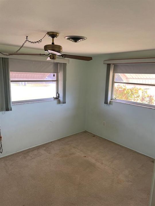 合同活跃: $229,900 (2 贝兹, 2 浴室, 1271 平方英尺)