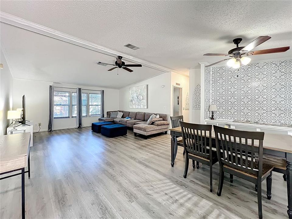 For Sale: $220,000 (3 beds, 2 baths, 1524 Square Feet)