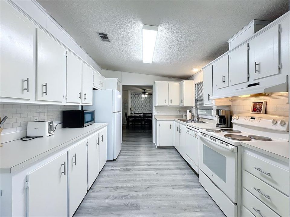 For Sale: $220,000 (3 beds, 2 baths, 1524 Square Feet)