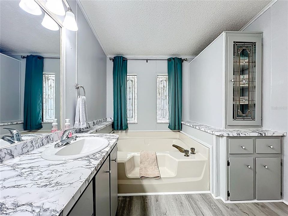 For Sale: $220,000 (3 beds, 2 baths, 1524 Square Feet)