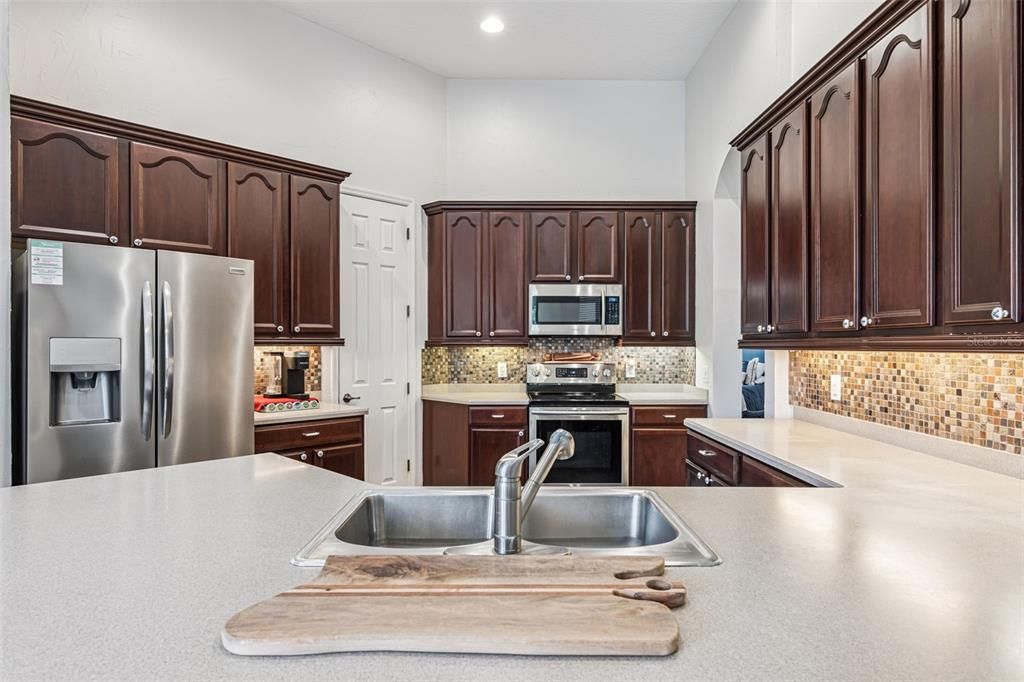 For Sale: $715,000 (4 beds, 3 baths, 2574 Square Feet)