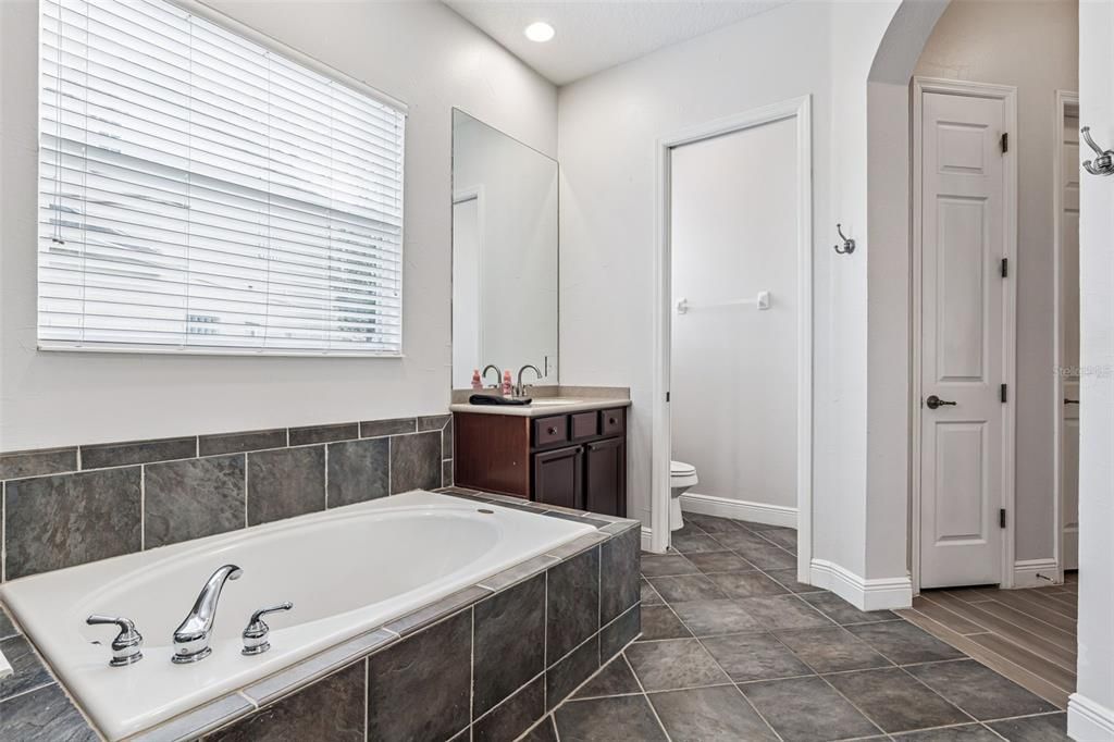 For Sale: $715,000 (4 beds, 3 baths, 2574 Square Feet)