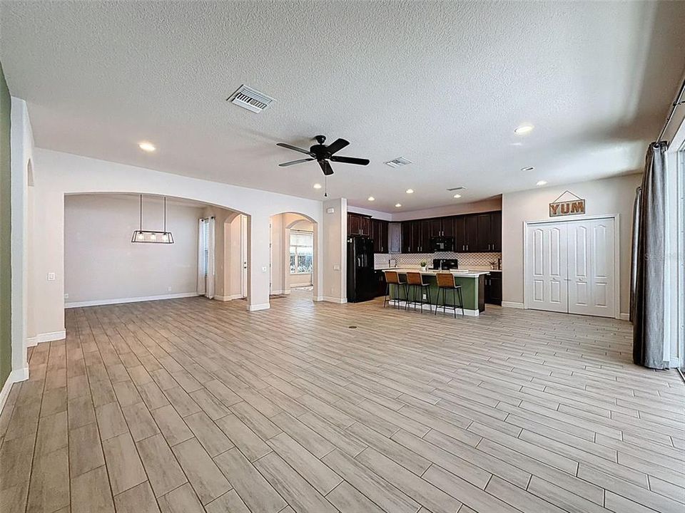 For Sale: $399,900 (3 beds, 2 baths, 2085 Square Feet)