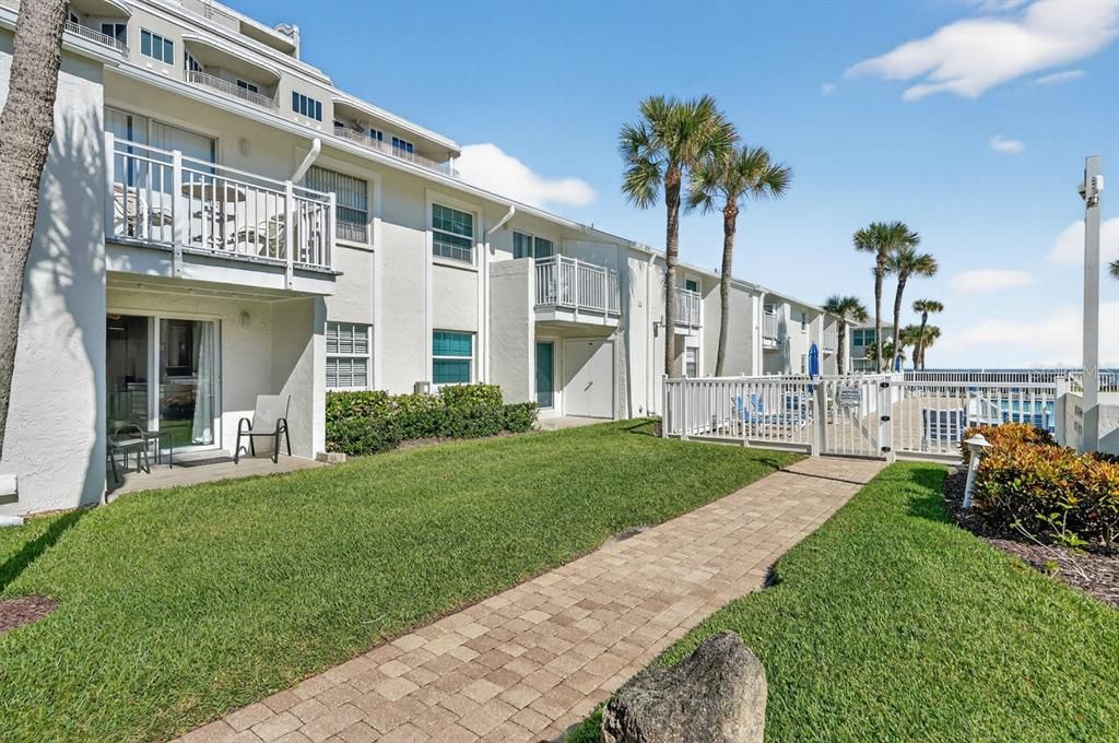 For Sale: $349,900 (1 beds, 1 baths, 636 Square Feet)