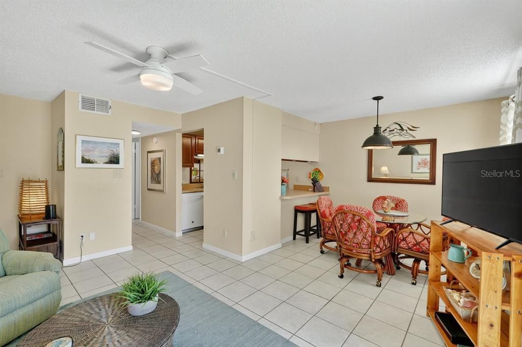 For Sale: $349,900 (1 beds, 1 baths, 636 Square Feet)