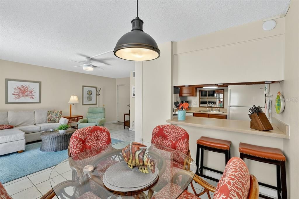 For Sale: $349,900 (1 beds, 1 baths, 636 Square Feet)