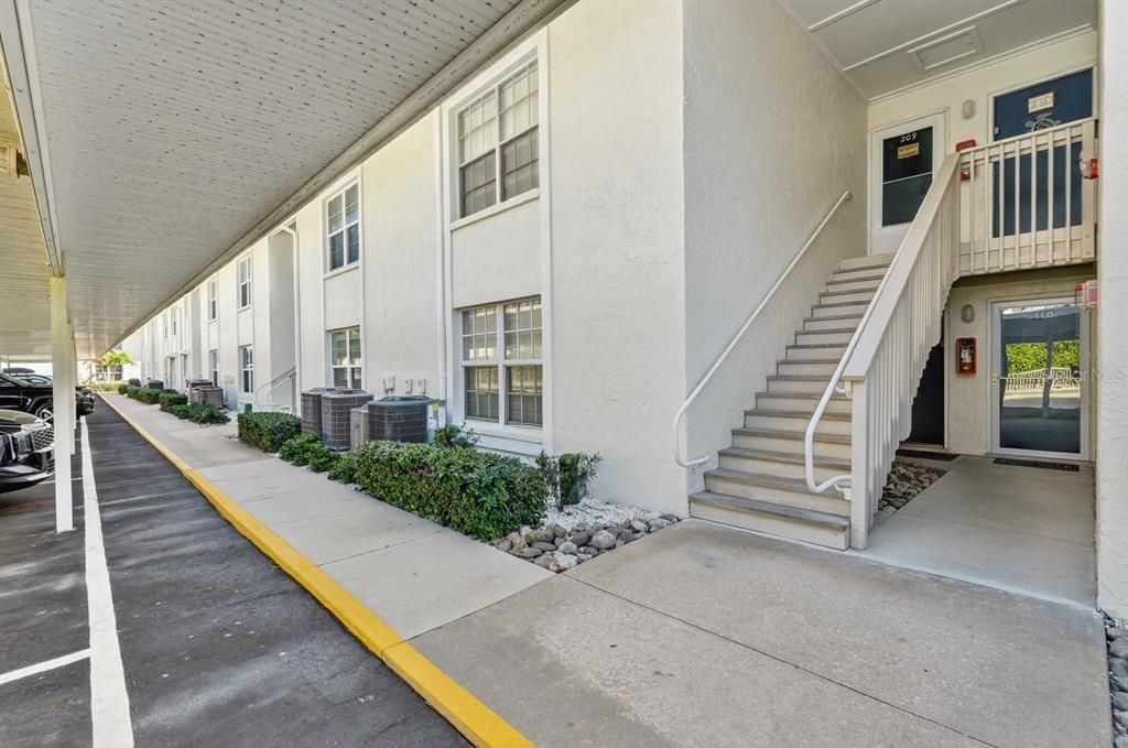 For Sale: $349,900 (1 beds, 1 baths, 636 Square Feet)