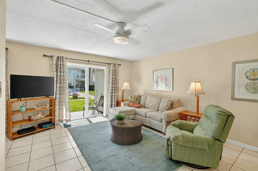 For Sale: $349,900 (1 beds, 1 baths, 636 Square Feet)