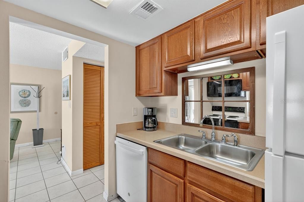 For Sale: $349,900 (1 beds, 1 baths, 636 Square Feet)