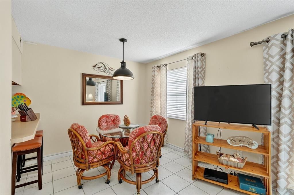 For Sale: $349,900 (1 beds, 1 baths, 636 Square Feet)