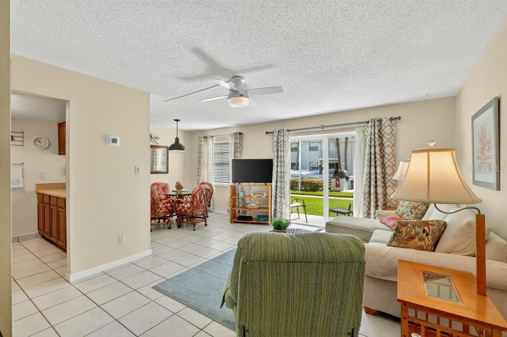 For Sale: $349,900 (1 beds, 1 baths, 636 Square Feet)