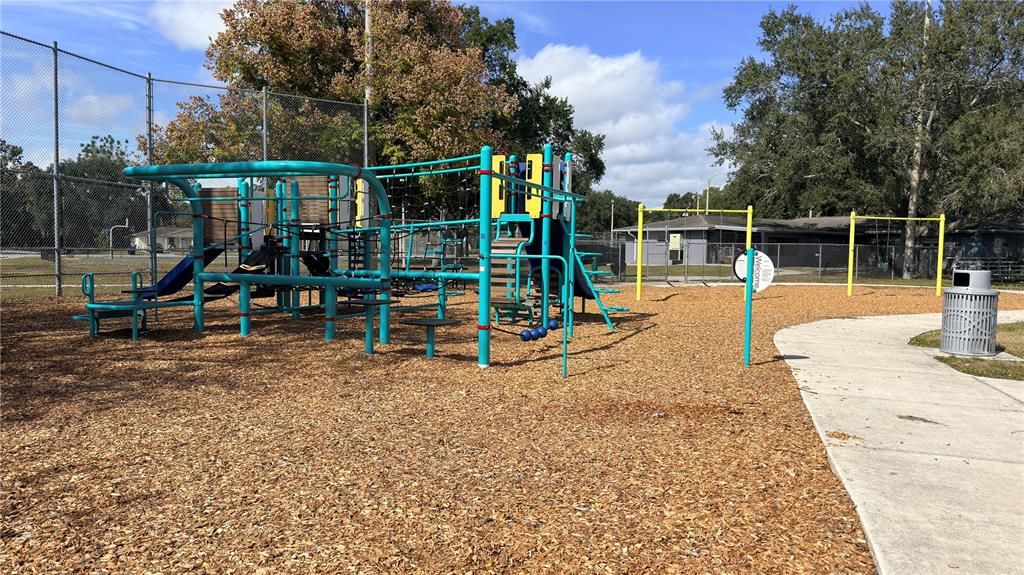 На продажу: $399,900 (4 спален, 2 ванн, 1495 Квадратных фут)