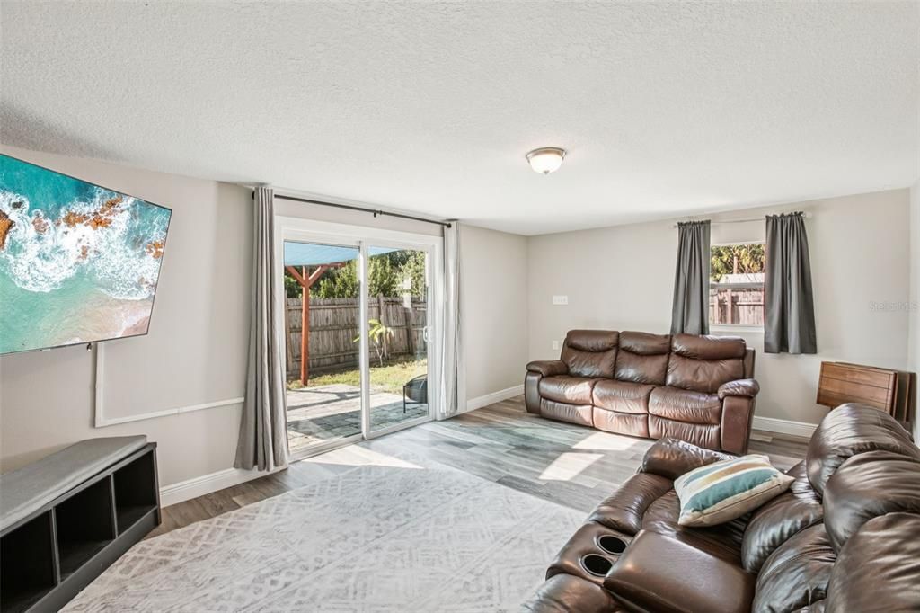 На продажу: $399,900 (4 спален, 2 ванн, 1495 Квадратных фут)