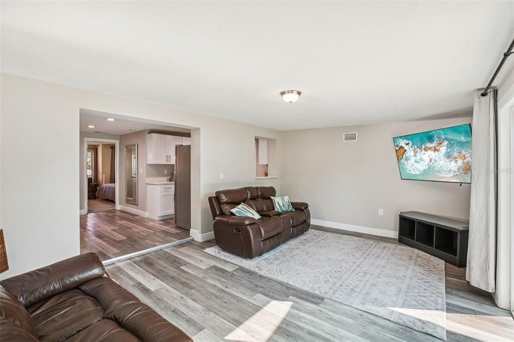 На продажу: $399,900 (4 спален, 2 ванн, 1495 Квадратных фут)