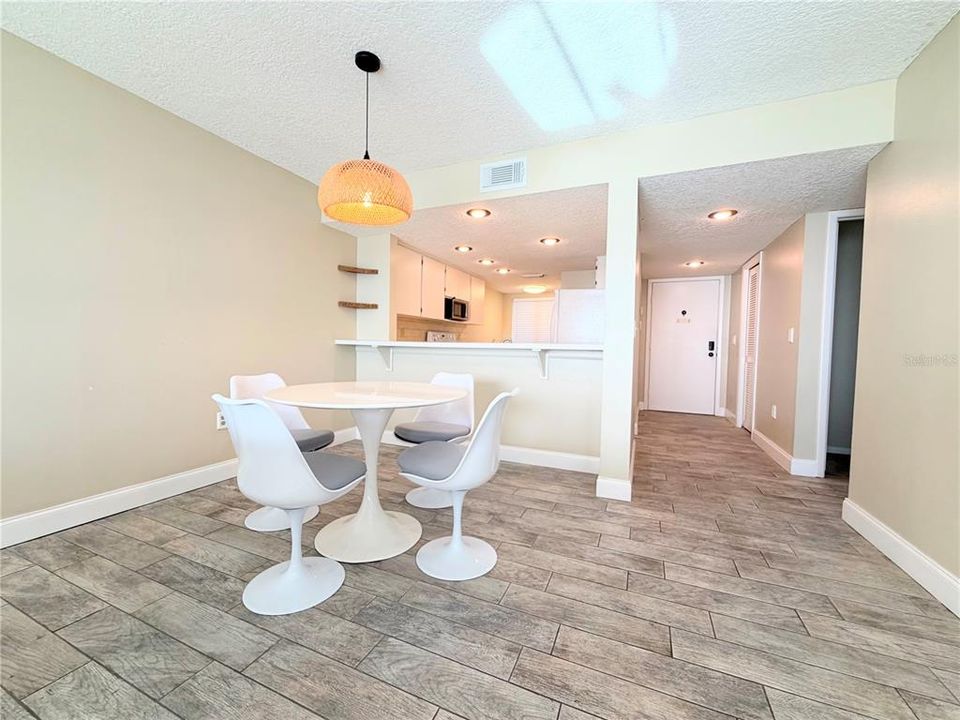 На продажу: $174,999 (2 спален, 2 ванн, 1025 Квадратных фут)