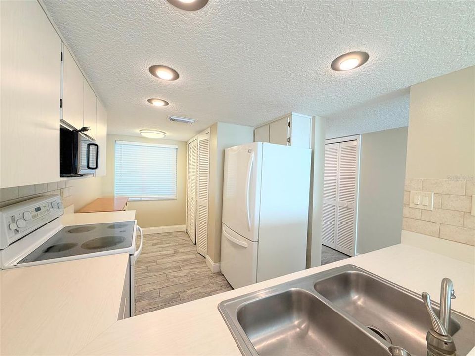 На продажу: $174,999 (2 спален, 2 ванн, 1025 Квадратных фут)