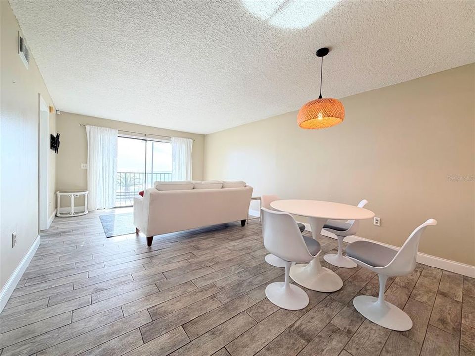 На продажу: $174,999 (2 спален, 2 ванн, 1025 Квадратных фут)