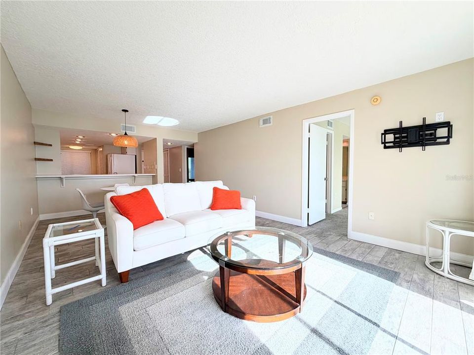 На продажу: $174,999 (2 спален, 2 ванн, 1025 Квадратных фут)