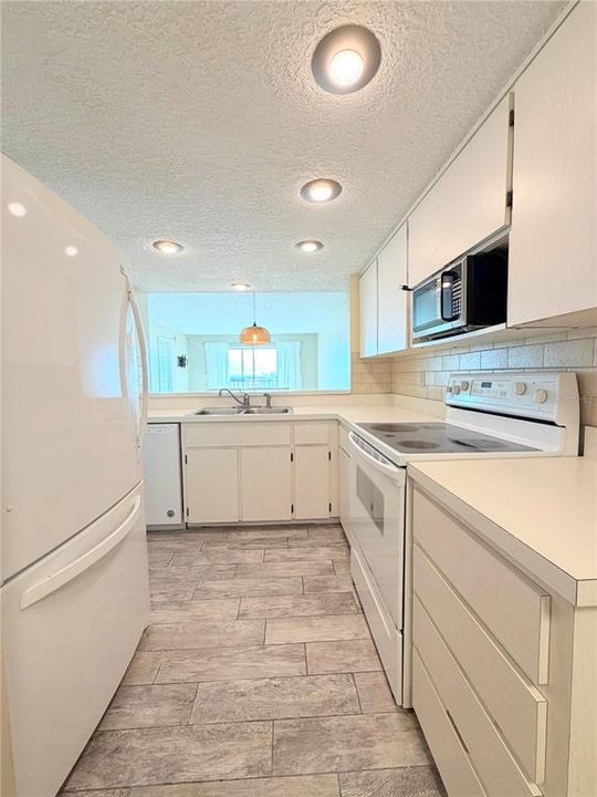 На продажу: $174,999 (2 спален, 2 ванн, 1025 Квадратных фут)