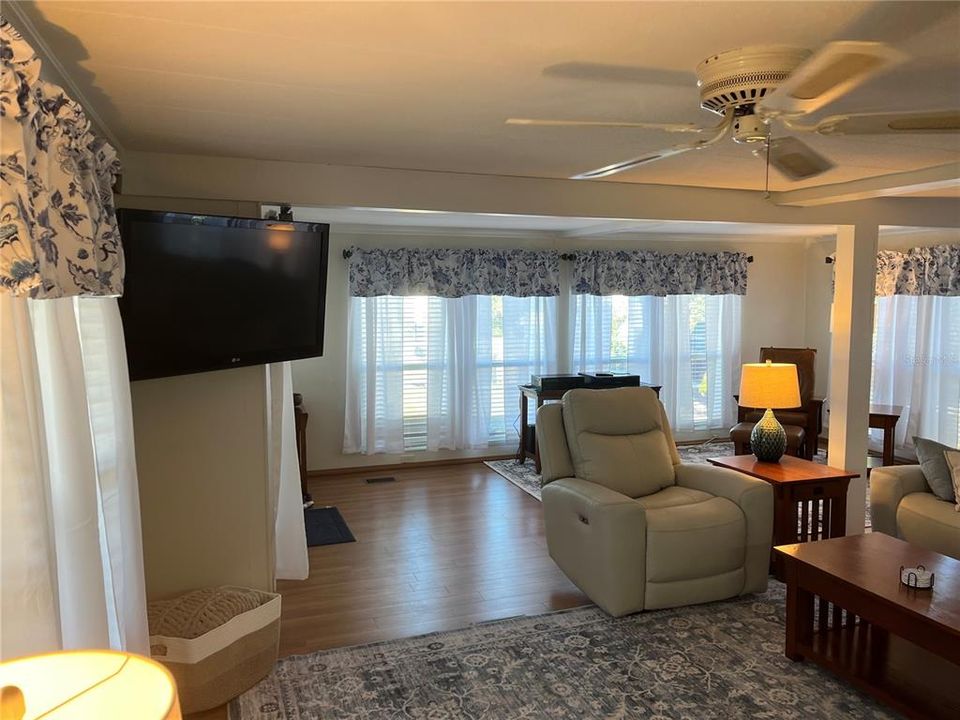 待售: $185,000 (2 贝兹, 2 浴室, 1532 平方英尺)