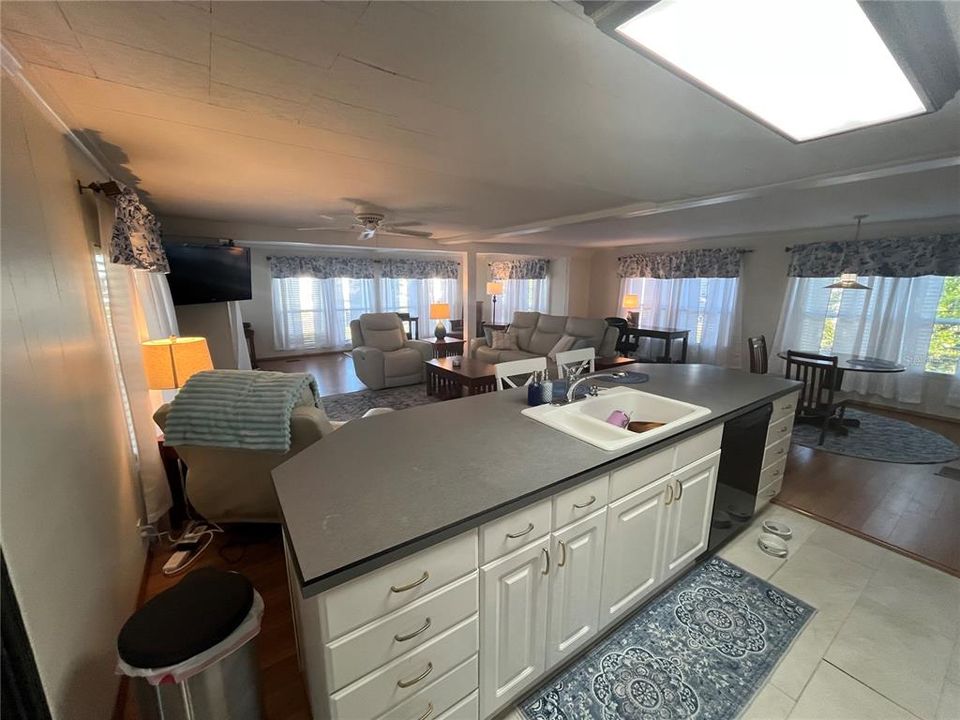 待售: $185,000 (2 贝兹, 2 浴室, 1532 平方英尺)