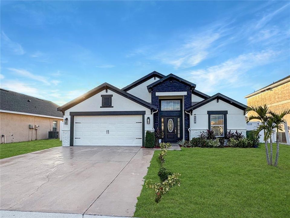 Active With Contract: $335,000 (3 beds, 2 baths, 1604 Square Feet)