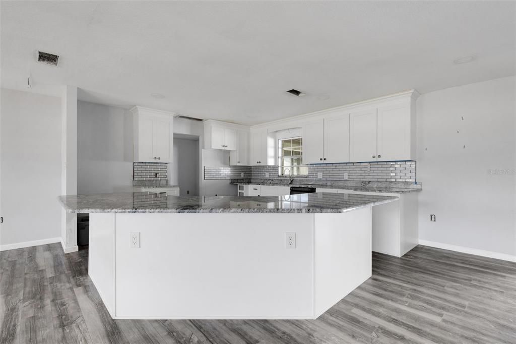 En Venta: $399,900 (3 camas, 2 baños, 2562 Pies cuadrados)