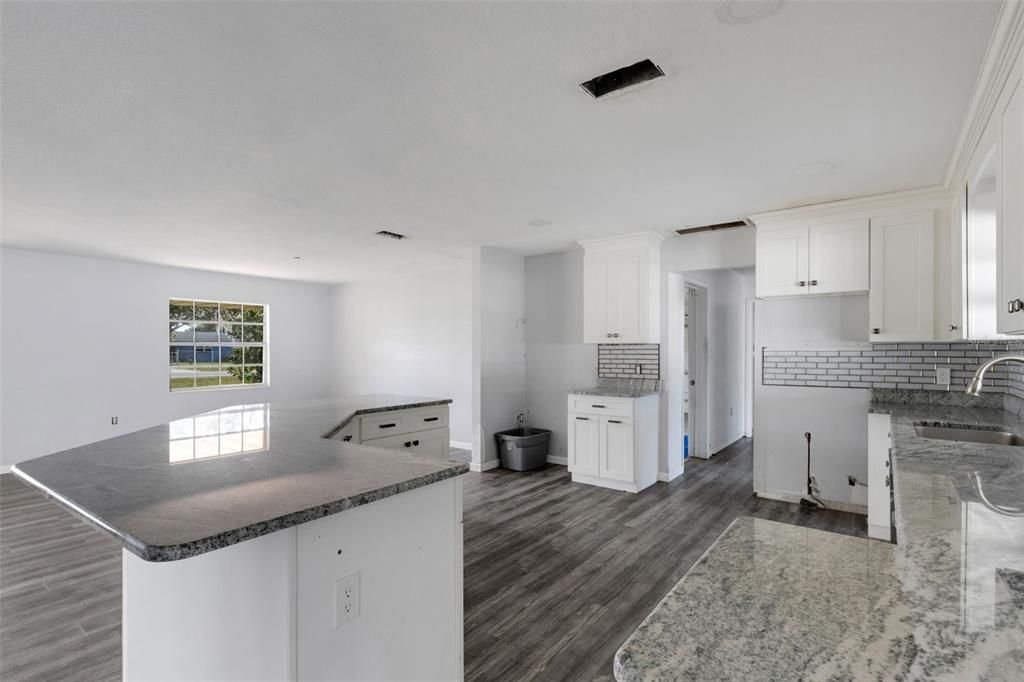 En Venta: $399,900 (3 camas, 2 baños, 2562 Pies cuadrados)