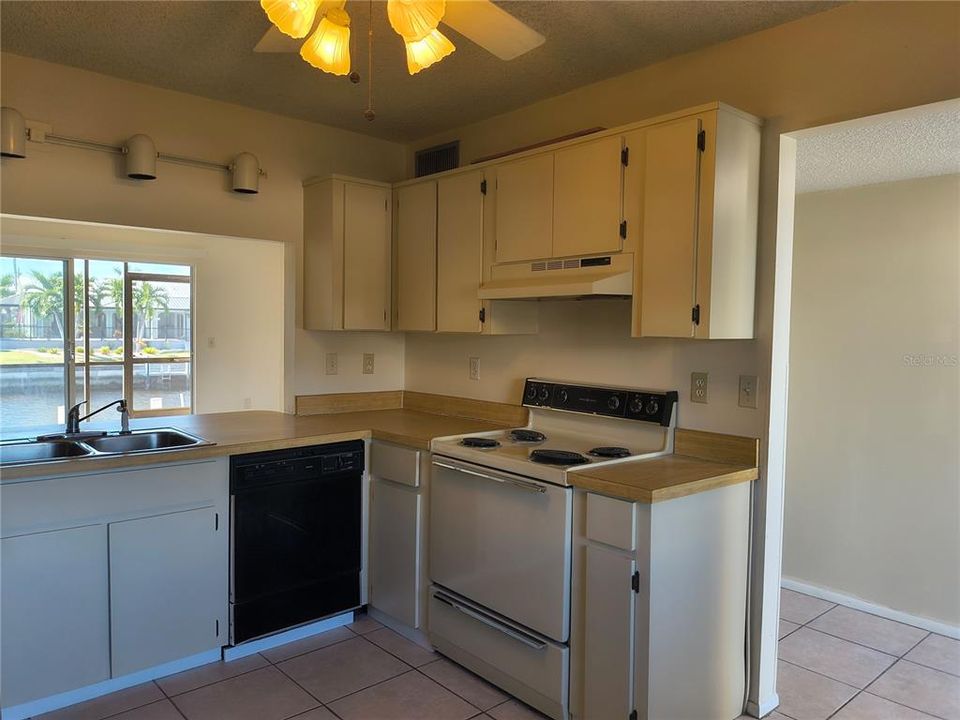 For Sale: $149,900 (2 beds, 1 baths, 839 Square Feet)