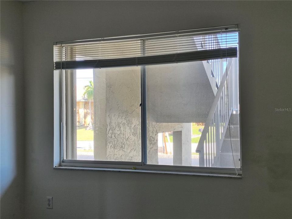 For Sale: $149,900 (2 beds, 1 baths, 839 Square Feet)