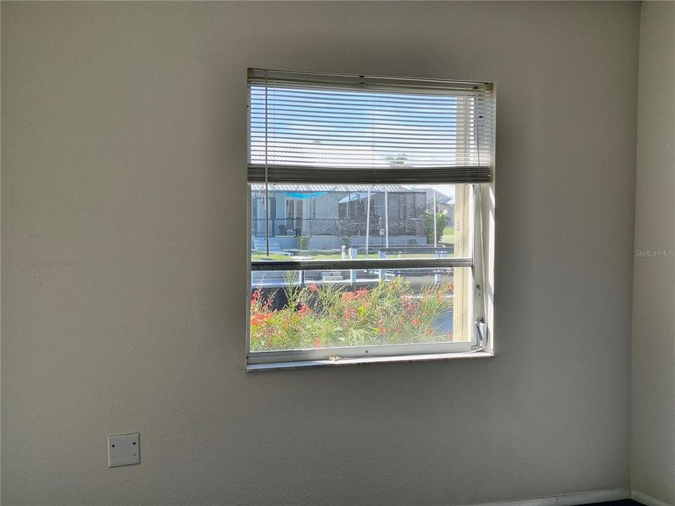 For Sale: $149,900 (2 beds, 1 baths, 839 Square Feet)