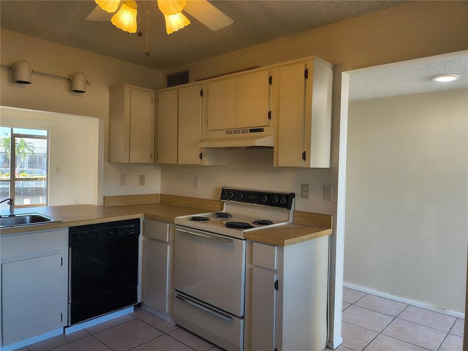For Sale: $149,900 (2 beds, 1 baths, 839 Square Feet)