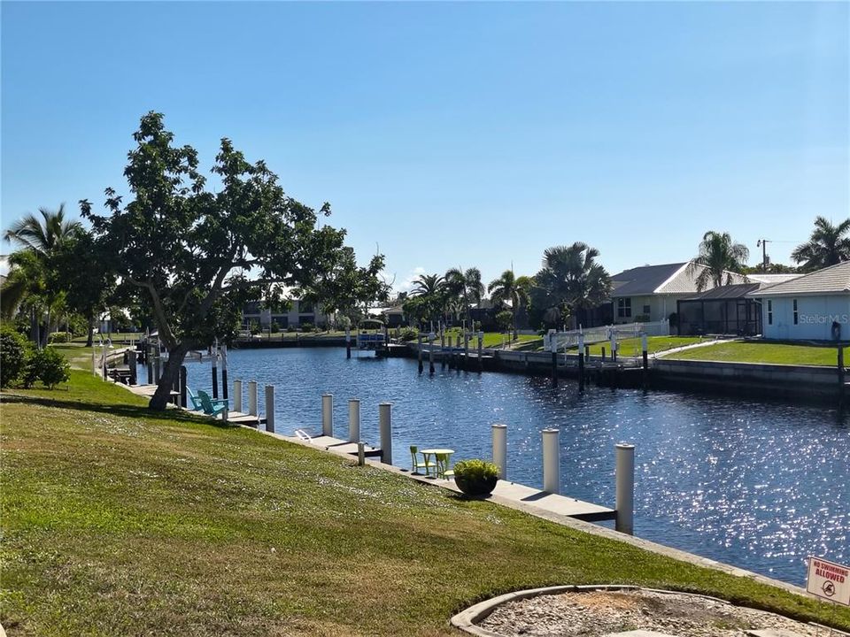 For Sale: $149,900 (2 beds, 1 baths, 839 Square Feet)