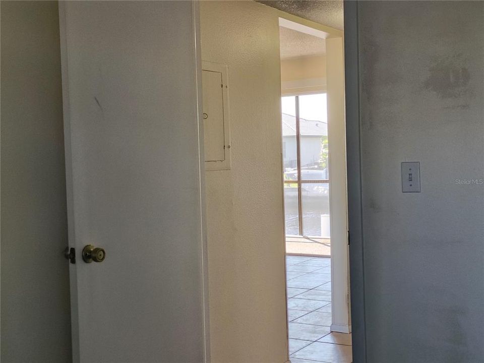 For Sale: $149,900 (2 beds, 1 baths, 839 Square Feet)