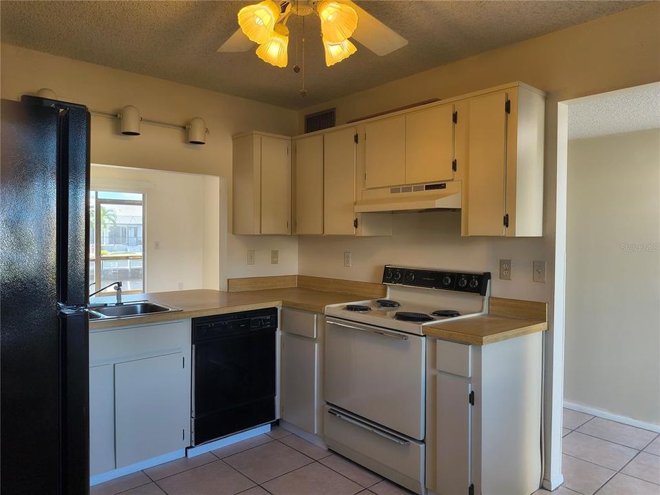For Sale: $149,900 (2 beds, 1 baths, 839 Square Feet)