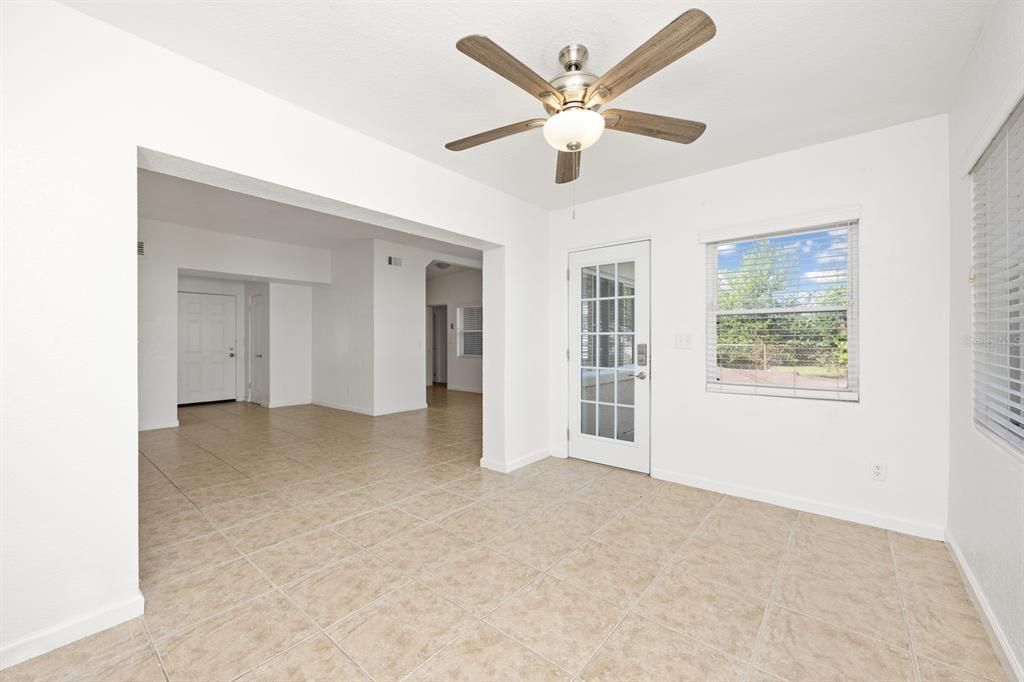 Под контрактом: $350,000 (4 спален, 3 ванн, 1780 Квадратных фут)