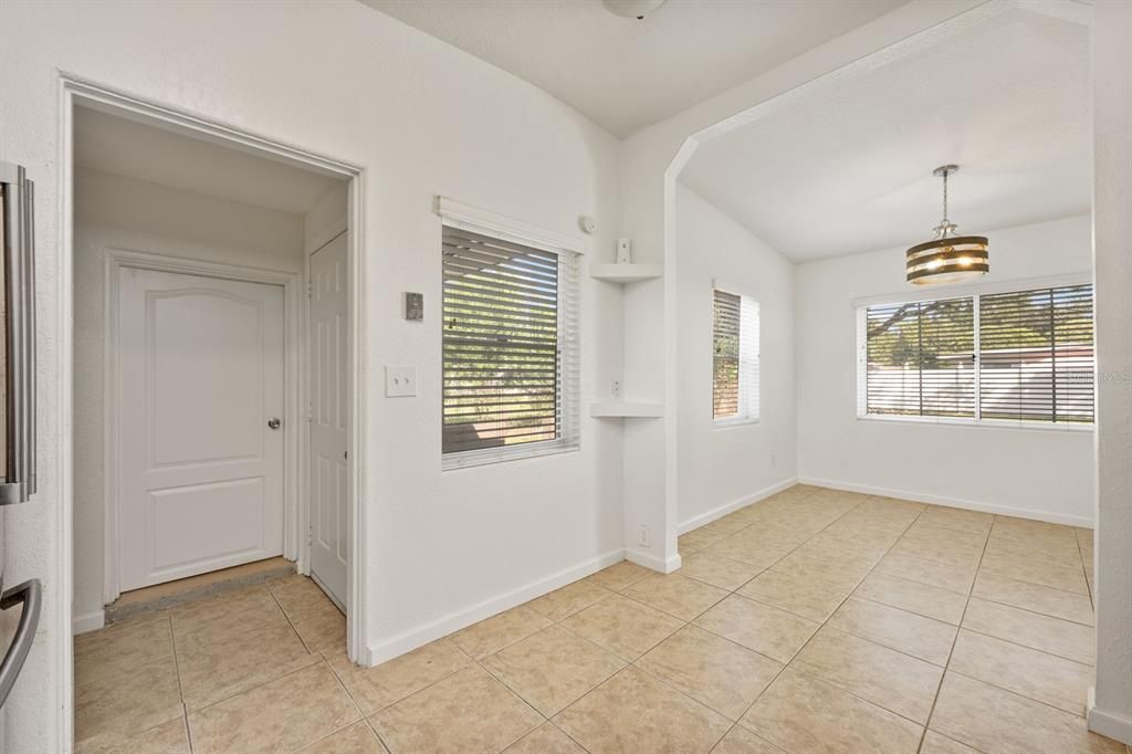 Под контрактом: $350,000 (4 спален, 3 ванн, 1780 Квадратных фут)