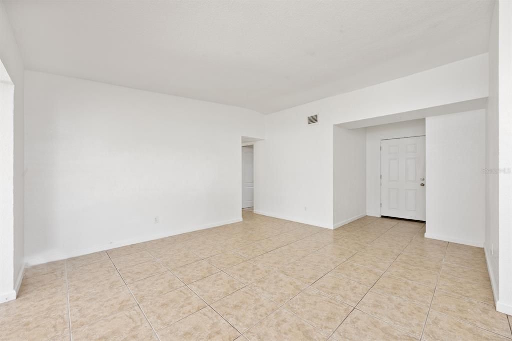 Под контрактом: $350,000 (4 спален, 3 ванн, 1780 Квадратных фут)