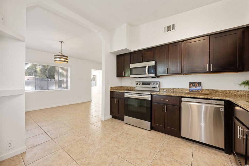 Под контрактом: $350,000 (4 спален, 3 ванн, 1780 Квадратных фут)