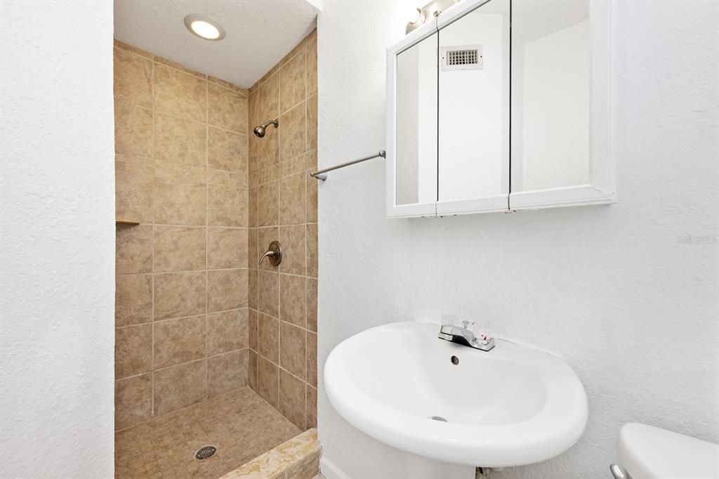 Под контрактом: $350,000 (4 спален, 3 ванн, 1780 Квадратных фут)